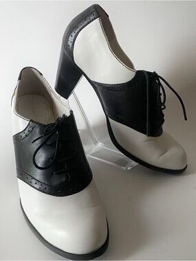 Leather Heeled Saddle Oxfords GH Bass & Co Retro Style Lace Up Perforated Brogue